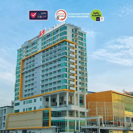 Swiss-Belhotel Balikpapan Exterior photo